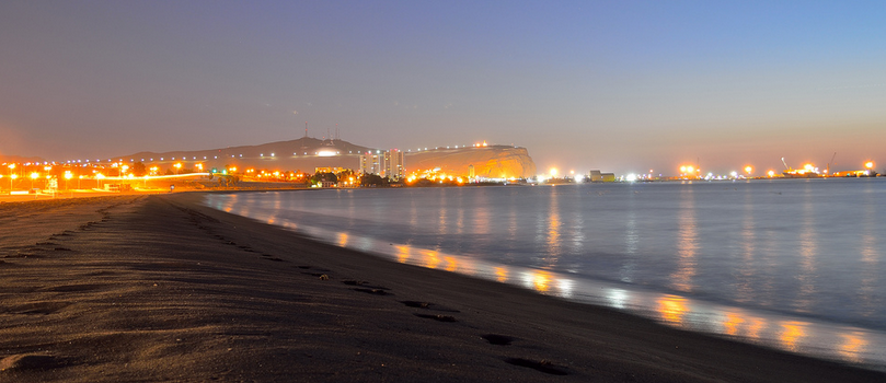 petit-clos-playa-chinchorro-noche-con-morro